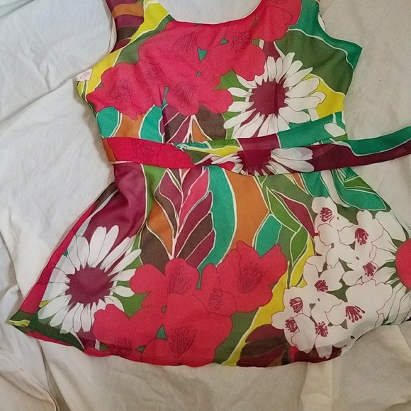 Floral wrap-around sleeveless blouse - Picture 3 of 5